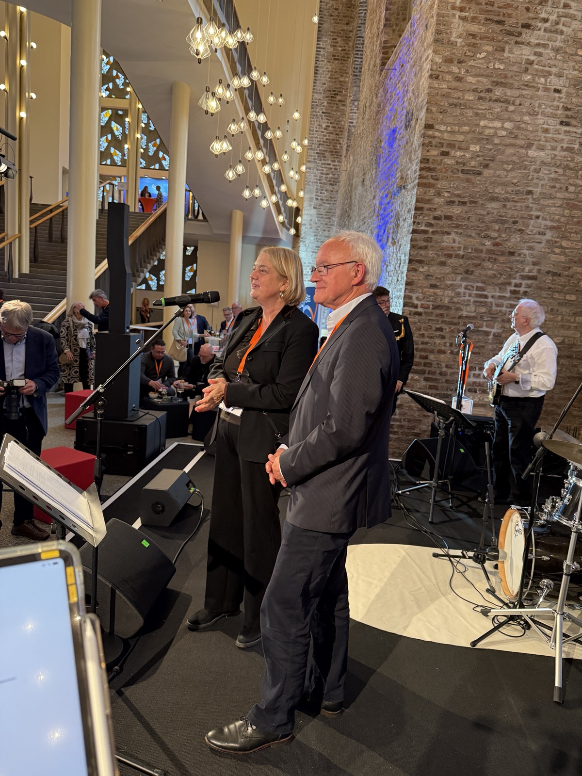 Claudia-Kueng-und-Josef-Hilbert-vor-Bandauftritt_GdW_Koeln_6Mai2026.jpg